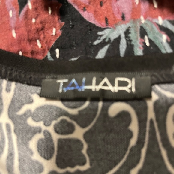 Tahari Black and White Mock Wrap top. Sz XL - Picture 4 of 4